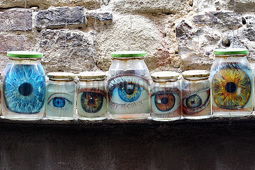 Perugia  Italien  Einweckglaeser mit Bildern von menschlichen Augen