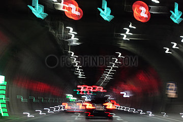 Jena  Deutschland  Symbolfoto: Verschwommene Sicht in einem Autotunnel