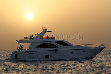 Dubai  Vereinigte Arabische Emirate  Motorboot bei Sonnenuntergang auf dem Meer