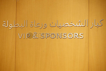 Doha  Katar  die Worte VIP und Sponsors in lateinischer und arabischer Schrift