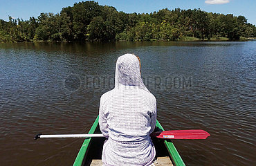 Dranse  Deutschland  Frau sitzt in einem Kanu auf einem See