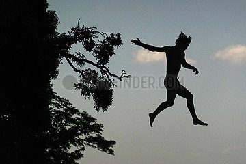 Bolsena  Italien  Silhouette: Mann springt in die Luft