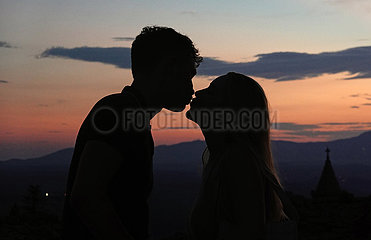 Bolsena  Italien  Silhouette: junges Paar kuesst sich