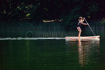 Schorfheide  Deutschland  Frau beim Stand-Up-Paddling auf dem Weissen See