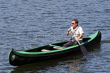 Dranse  Deutschland  Mann paddelt in einem Kanu ueber einen See