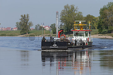 Graditz  Deutschland  Peilschiff der Wasserstrassen- und Schifffahrtsverwaltung des Bundes auf der Elbe
