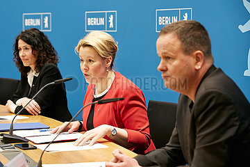 Berlin  Deutschland - Bettina Jarasch  Franziska Giffey und Klaus Lederer zur Pressekonferenz nach 100 Tagen im Amt.