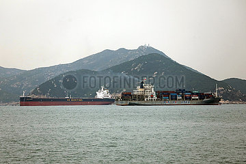 Hong Kong  China  Containerschiffe im Suedchinesischen Meer