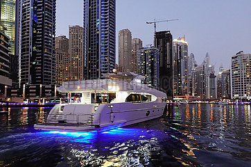 Dubai  Vereinigte Arabische Emirate  Motorboot bei Daemmerung vor der Skyline