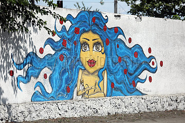 Batumi  Georgien  Street-Art: Gesicht einer Frau ist an eine Mauer gesprueht