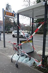 Berlin  Deutschland  Vandalismus: Glasscheibe eines Wartehaeuschens der BVG wurde eingeschlagen