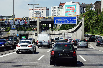Berlin  Deutschland  Zaehfliessender Verkehr auf der A100 in Richtung Norden vor dem Tunnel Innsbrucker Platz