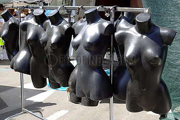 Perugia  Italien  Teile von unbekleideten Schaufensterpuppen haengen an einem Kleiderstaender