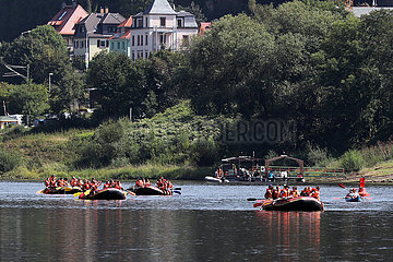 Koenigstein  Deutschland  Menschen paddeln in grossen Schlauchbooten auf der Elbe
