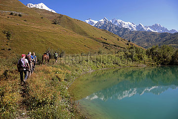 Adishi  Georgien  Menschen bei einer Wanderung im Tal an einem See
