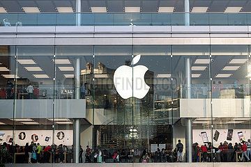 Hong Kong  China  Menschen in einem Apple Store