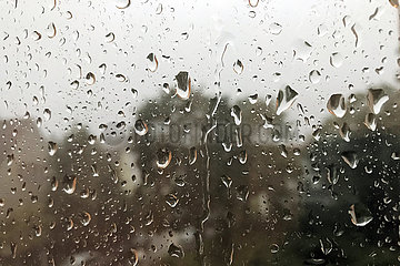 Berlin  Deutschland  Regentropfen auf einer Fensterscheibe