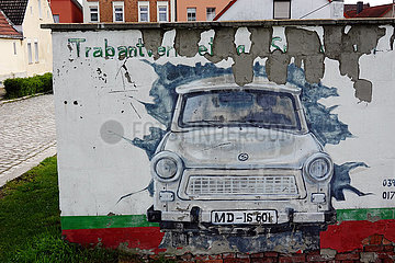 Magdeburg  Deutschland  Street-Art: Trabant ist auf eine Mauer gemalt