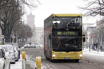 Berlin  Deutschland  Bus der Linie 100 bei Schneefall auf der Strasse Unter den Linden