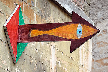 Perugia  Italien  Street-Art: Pfeil mit Auge an einer Hauswand