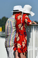 Iffezheim  Deutschland  Fashion: Mann und Frau mit Hut beim Pferderennen