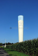 Seltz  Frankreich  Wasserturm auf einem Maisfeld