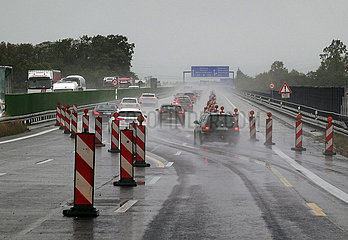 Ruedersdorf  Deutschland  Autos fahren bei Regenwetter durch eine Baustelle auf der A10