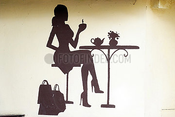 Jelenia Gora  Polen  Street-Art: Bild einer Frau an einem Cafetisch sitzend an einer Hauswand