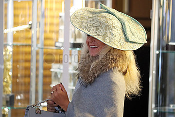 Paris  Frankreich  elegant gekleidete Frau mit Hut lacht