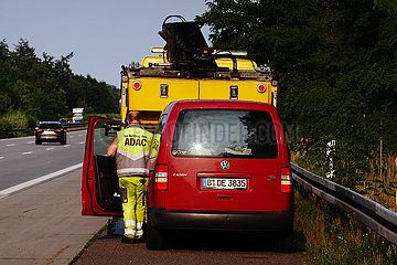 Ziesar  Deutschland  Auto wird auf der A 2 mit einem LKW des ADAC abgeschleppt