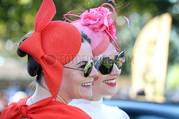 Iffezheim  Deutschland  Fashion: junge Frauen mit Hut und Sonnenbrille beim Pferderennen