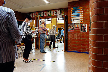 Berlin  Deutschland  Menschen stehen vor einem Wahllokal in einer Schule an