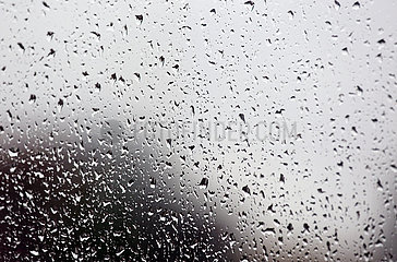 Berlin  Deutschland  Regentropfen auf einer Fensterscheibe