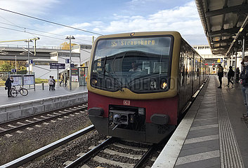 Berlin  Deutschland  S-Bahn der Linie 5 faehrt in den Bahnhof Ostkreuz ein
