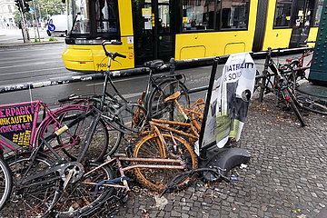 Berlin  Deutschland  kaputte Fahrraeder liegen am Strassenrand