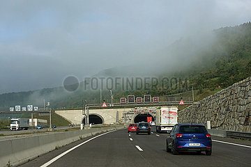Jena  Deutschland  Autos und LKW fahren auf der A4 auf den Tunnel Jagdberg zu
