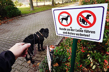 Berlin  Deutschland  Verbots- und Hinweisschild: Hunde an der Leine fuehren und Koten verboten in einer Parkanlage