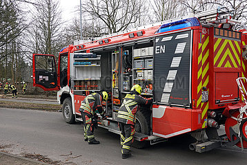 Neuenhagen  Deutschland  Feuerwehrmaenner bei einem Einsatz in der Lindenstrasse wegen eines entwurzelten Baumes aufgrund des Sturmtiefs Ylenia