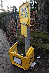 Neuenhagen  Deutschland  Vandalismus: Briefkasten der Deutschen Post AG liegt zerstoert am Boden
