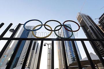 Doha  Katar  die Olympischen Ringe auf einem Zaun