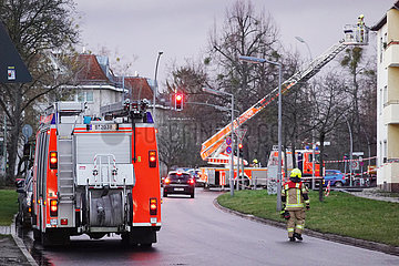 Berlin  Deutschland  Feuerwehreinsatz in der Bruchwitzstrasse nach einem Dachschaden aufgrund des Sturmtiefs Ylenia