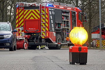 Neuenhagen  Deutschland  Symbolfoto: Strassensperrung wegen eines Feuerwehreinsatzes