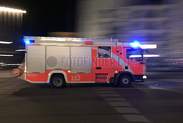 Berlin  Deutschland  Loeschwagen der Berliner Feuerwehr bei Nacht auf Einsatzfahrt