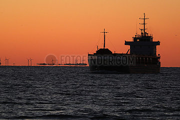 Helsingborg  Schweden  Containerschiff bei Sonnenuntergang auf der Ostsee
