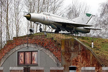 Neuruppin  Deutschland  ausgediente MiG 21 auf dem Dach eines Flugzeughangars