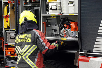 Neuenhagen  Deutschland  Feuerwehrmann holt Werkzeuge aus einem Geraetewagen