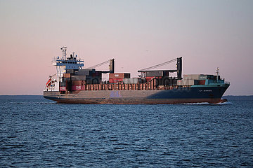 Helsingborg  Schweden  Containerschiff CT Daniel auf der Ostsee