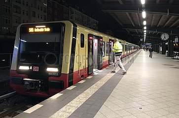 Berlin  Deutschland  S-Bahn der Linie 45 nach Greifswalder Strasse im Bahnhof Messe Nord/ICC