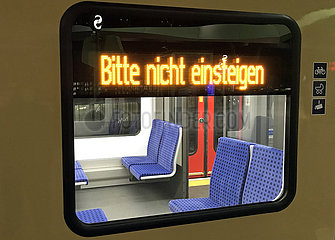 Berlin  Deutschland  Anzeige Bitte nicht einsteigen am Fenster einer S-Bahn