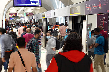 Doha  Katar  Menschen in der U-Bahnstation Msheireb
